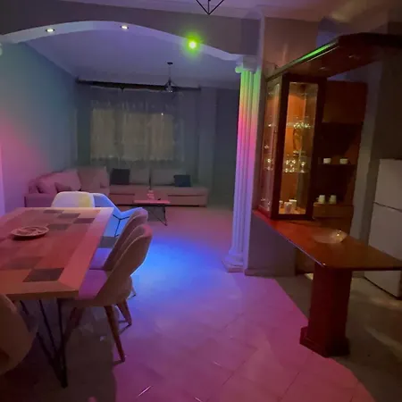 アパート Dioras Apartment. ティラナ