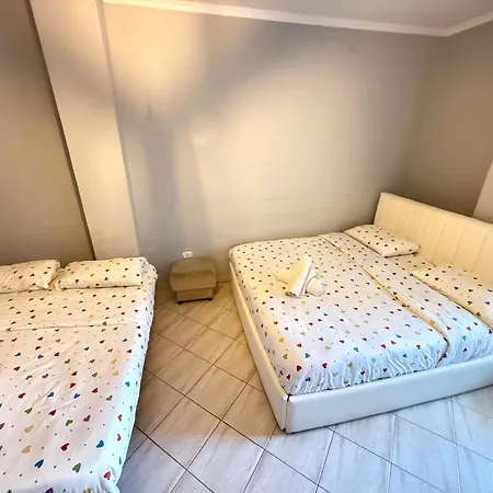 アパート Dioras Apartment. ティラナ